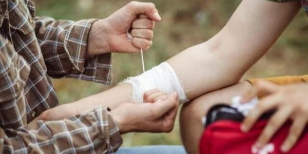戶外運(yùn)動受傷如何用紗布繃帶處理傷口